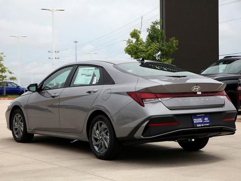Used 2024 Hyundai Elantra SEL image 5