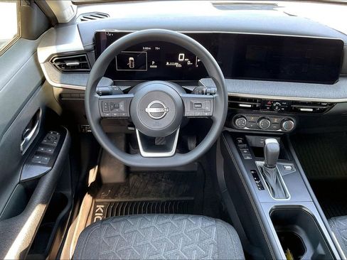 Used 2025 Nissan Kicks SV AWD/4WD image 27