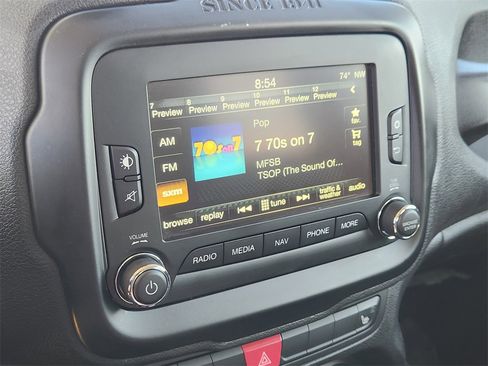 Used 2016 Jeep Renegade Trailhawk w/ Premium Trailhawk Package image 9