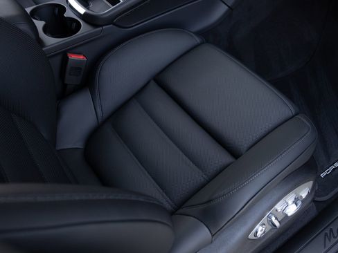 Certified 2025 Porsche Macan image 42