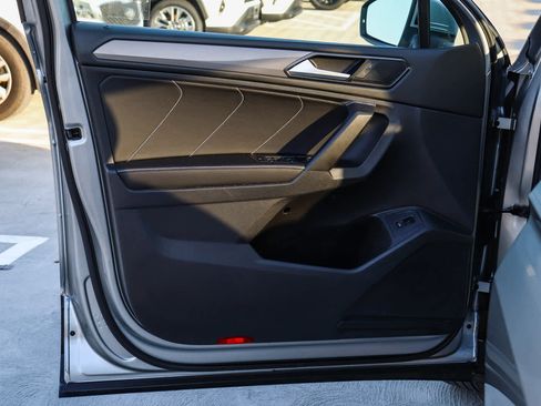 Used 2022 Volkswagen Tiguan SE w/ Panoramic Sunroof Package image 22