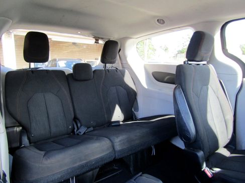 Used 2017 Chrysler Pacifica LX image 30