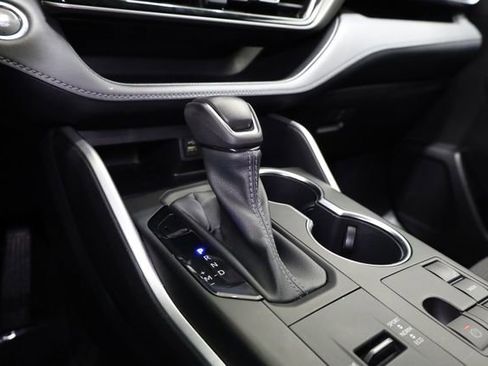 Used 2023 Toyota Highlander LE image 24