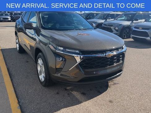 Used 2024 Chevrolet Trax LS w/ LS Convenience Package FWD image 9