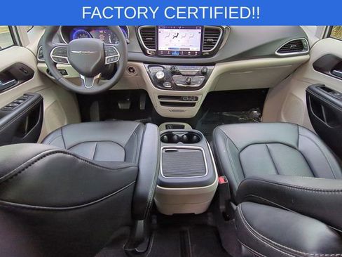 Certified 2024 Chrysler Pacifica Touring-L image 28