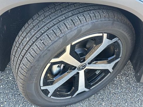 New 2026 Volkswagen Tiguan SE image 9
