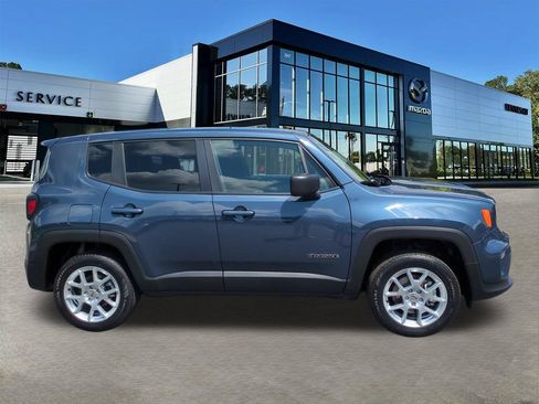 Used 2023 Jeep Renegade Latitude AWD/4WD image 3