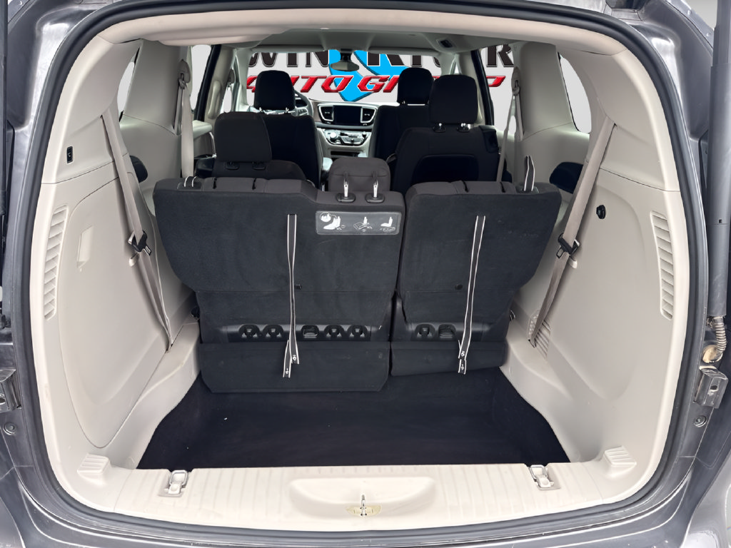 Used 2017 Chrysler Pacifica Touring FWD image 8
