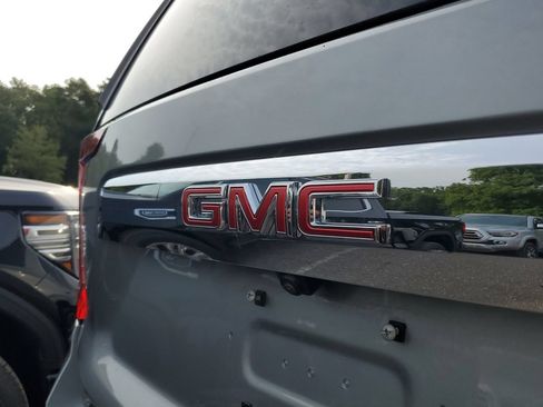Used 2024 GMC Yukon SLT w/ SLT Premium Package AWD/4WD image 6