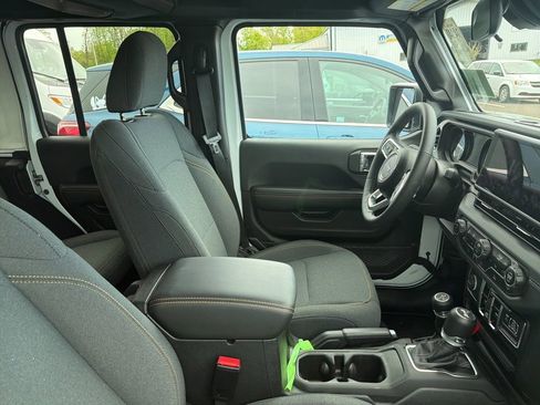 Used 2025 Jeep Wrangler Unlimited Sahara AWD/4WD image 10