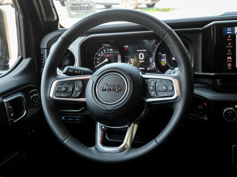 Used 2025 Jeep Wrangler Unlimited Sahara AWD/4WD image 18