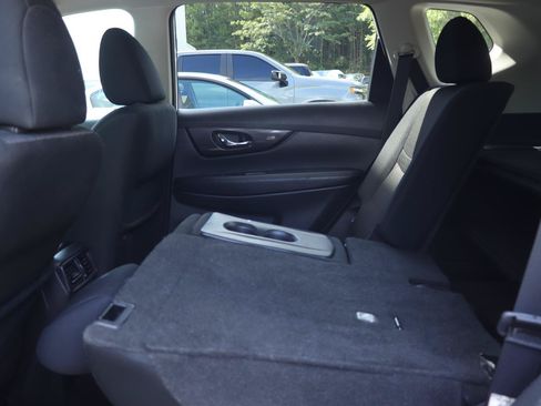 Used 2018 Nissan Rogue SV FWD image 13
