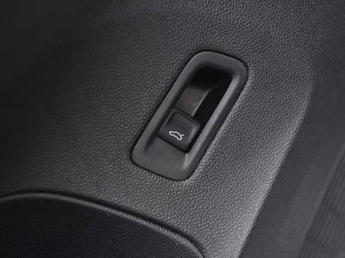 Used 2025 Volkswagen Atlas Cross Sport SE image 9