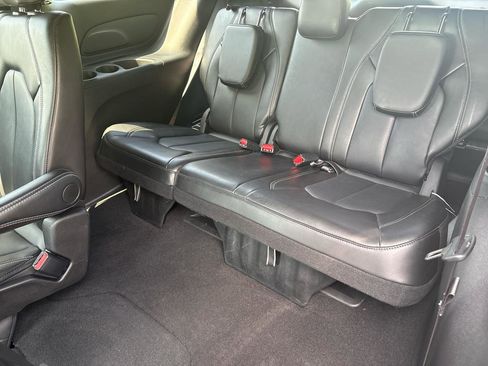 Used 2025 Chrysler Pacifica Select FWD image 21