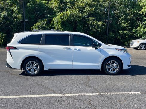 Used 2023 Toyota Sienna XSE AWD/4WD image 22