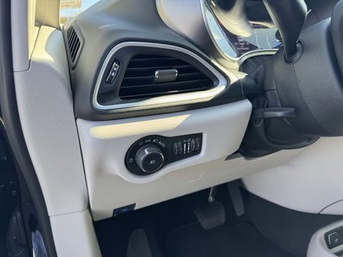 Used 2024 Chrysler Pacifica Touring-L image 3