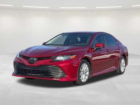 Used 2019 Toyota Camry LE image 1