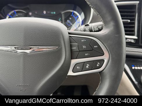 Used 2023 Chrysler Pacifica Touring-L FWD image 17