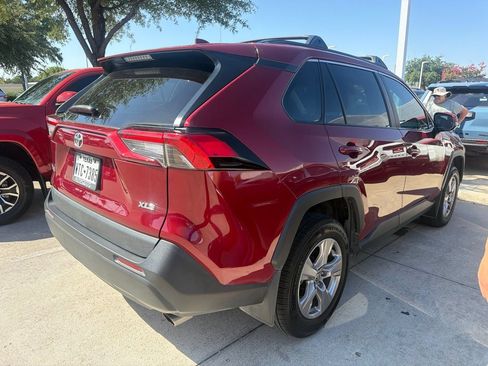 Used 2022 Toyota RAV4 XLE FWD image 2