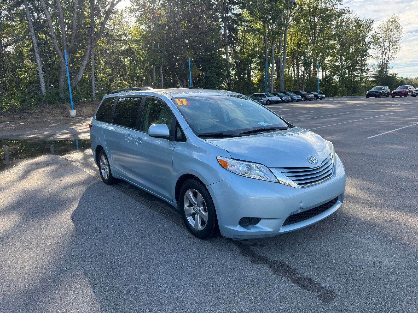 Used 2017 Toyota Sienna LE FWD image 3