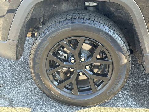 Used 2023 Jeep Grand Cherokee Altitude image 17