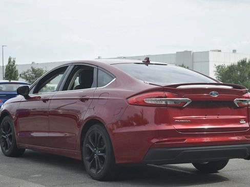 Used 2019 Ford Fusion SE w/ Equipment Group 151A FWD image 2