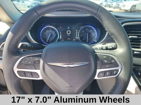 Used 2023 Chrysler Pacifica Touring-L FWD image 12