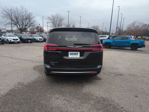 Used 2021 Chrysler Pacifica Touring image 4