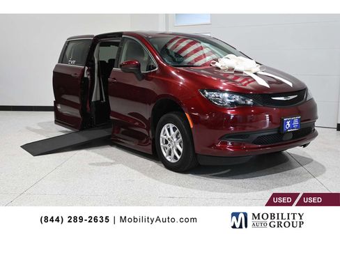Used 2023 Chrysler Voyager LX FWD image 1
