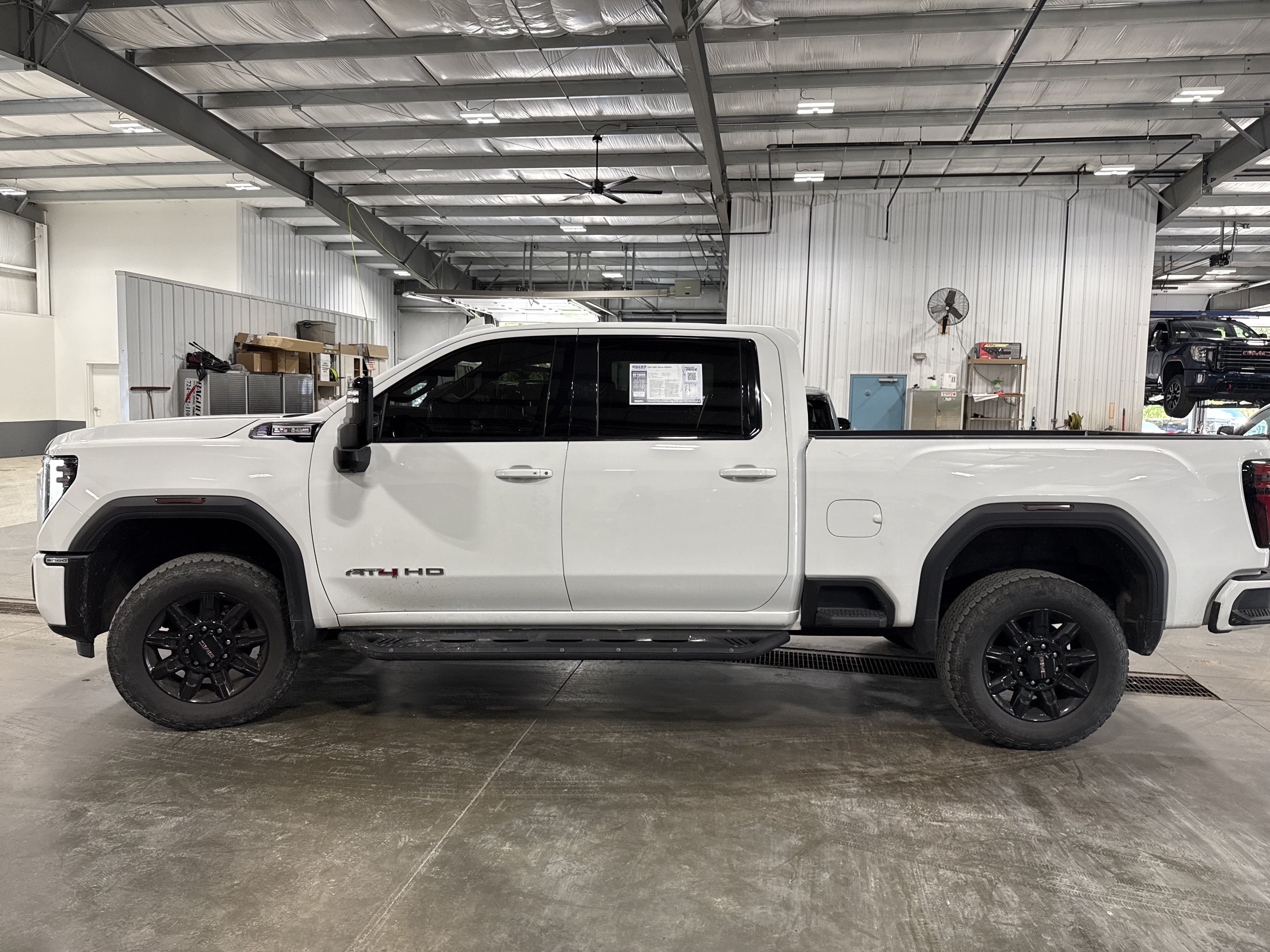 Used 2024 GMC Sierra 2500 AT4 AWD/4WD image 5