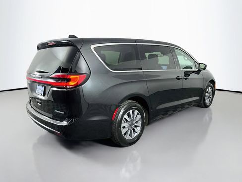 Used 2023 Chrysler Pacifica Touring-L FWD image 8