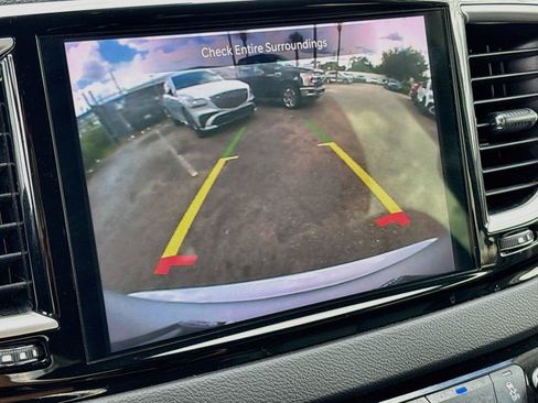 Used 2023 Chrysler Pacifica Touring-L FWD image 13