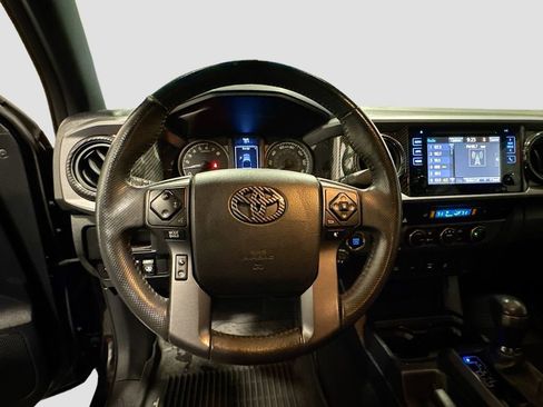 Used 2017 Toyota Tacoma TRD Off-Road w/ Premium & Technology Package image 9