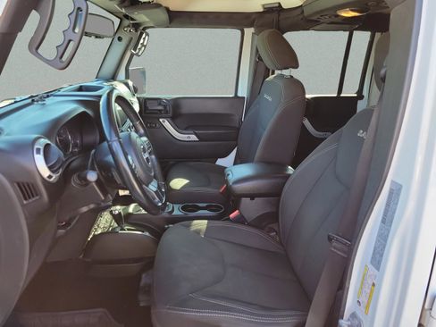 Used 2017 Jeep Wrangler Unlimited Sahara w/ Max Tow Package image 6