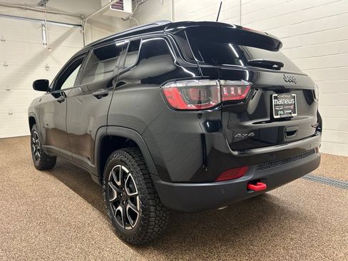 Used 2025 Jeep Compass Trailhawk AWD/4WD image 4