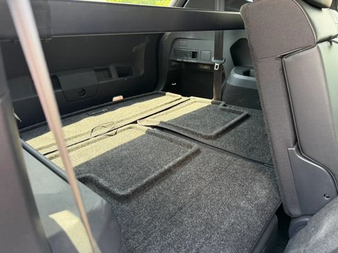 Used 2018 Volkswagen Tiguan SEL Premium w/ R-Line Package FWD image 23