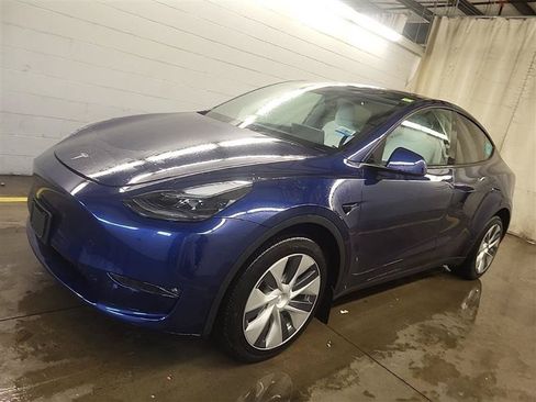 Used 2023 Tesla Model Y Long Range AWD/4WD image 3