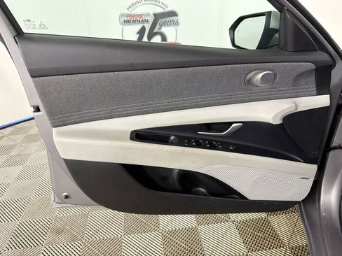 Used 2025 Hyundai Elantra Limited image 12