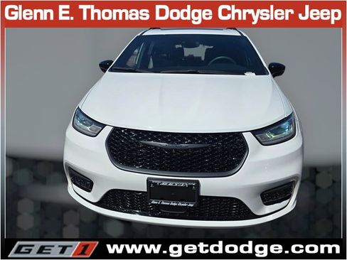 Used 2023 Chrysler Pacifica Limited w/ Uconnect Theater Family Group image 2