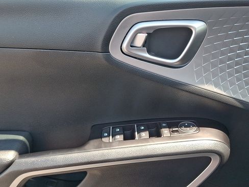 Used 2025 Kia Soul LX w/ LX Technology Package FWD image 12