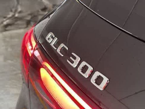 Used 2025 Mercedes-Benz GLC 300 4MATIC image 9