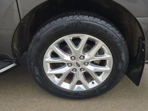 Used 2021 Ford Expedition Max XLT image 9