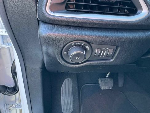 Used 2026 Chrysler Pacifica Select FWD image 30