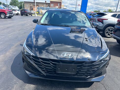 Used 2023 Hyundai Elantra SEL w/ Convenience Package FWD image 2
