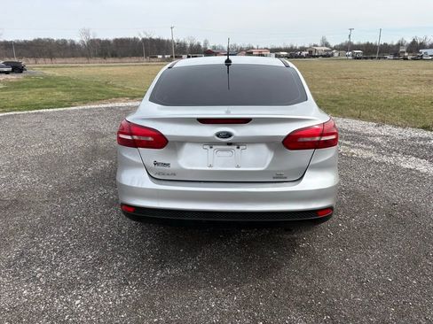 Used 2018 Ford Focus SE w/ SE Appearance Package FWD image 4