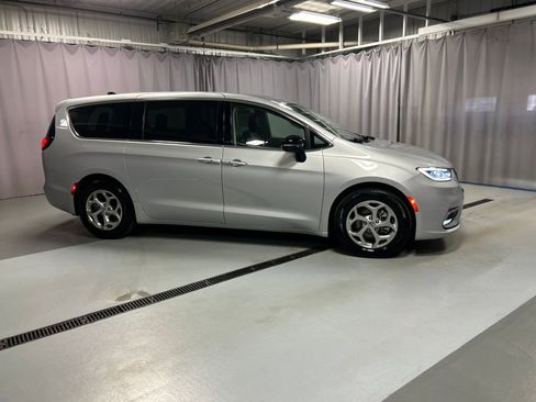 Used 2024 Chrysler Pacifica Limited image 8