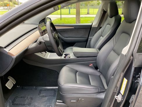 Used 2024 Tesla Model Y Performance image 31