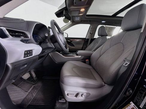 Used 2024 Toyota Highlander Platinum FWD image 12