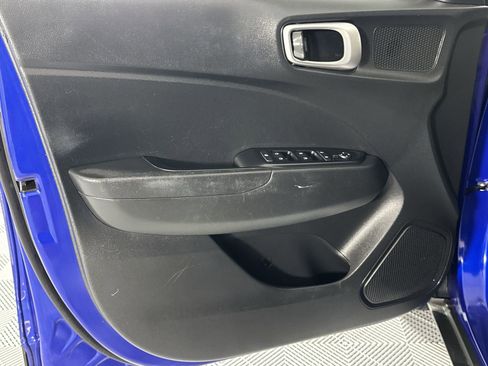 Used 2022 Hyundai Venue FWD image 29