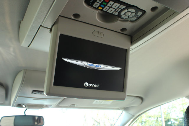 Used 2016 Chrysler Town & Country Touring FWD image 28
